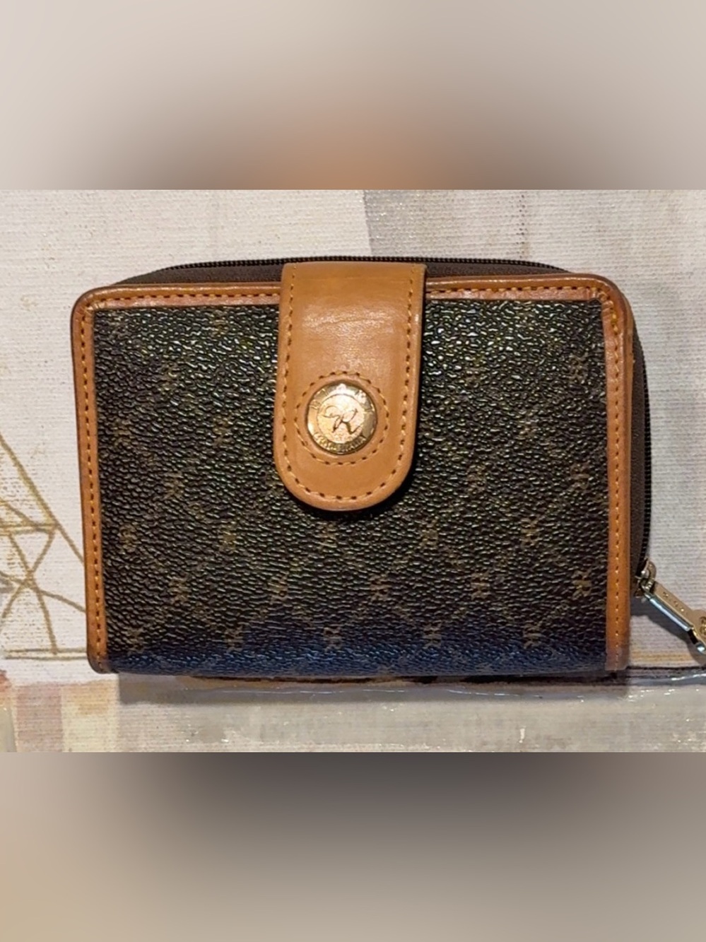 Rioni Signature (Brown)
SMALL ZIPPER BUTTON
WALLET ST-W064